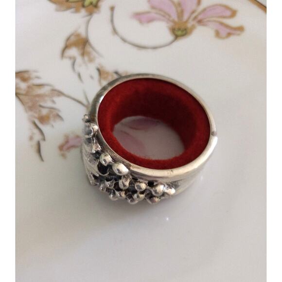 Vintage Felt Lined Silver Plate Napkin Ring Heavily Embossed w/ Leaf and Grapes - Picture 5 of 10